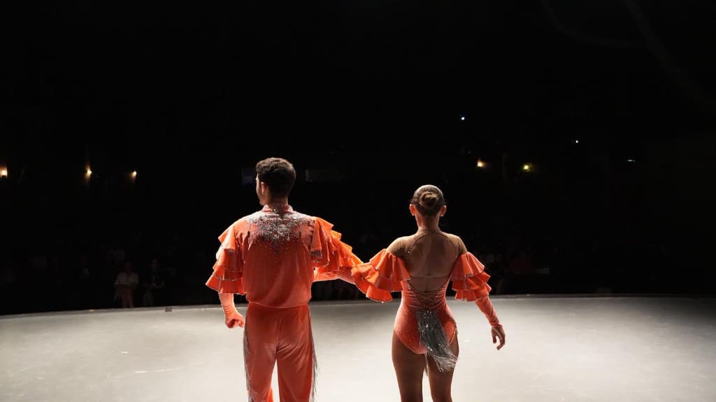 Salsa ve bachata seçim rehberi için çift dansı görseli