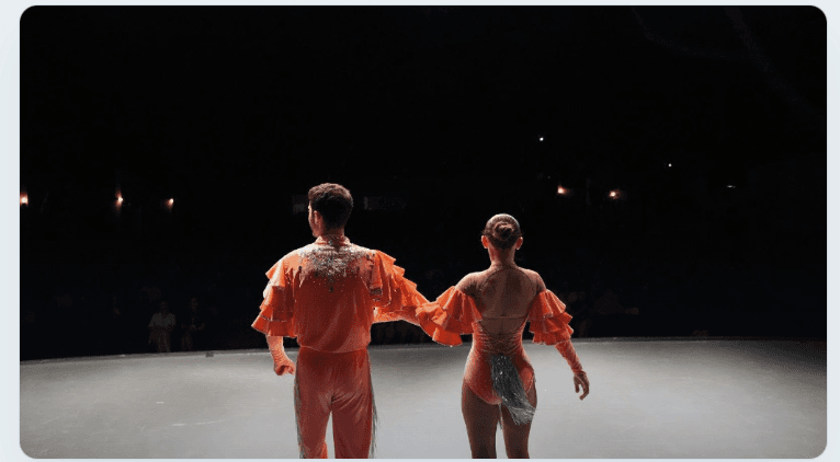 Eladans dansçıları sahnede performans