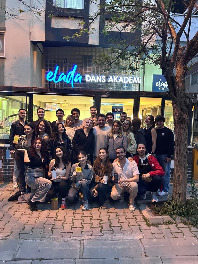 Eladans dansçı topluluğu stüdyo önünde grup fotoğrafı