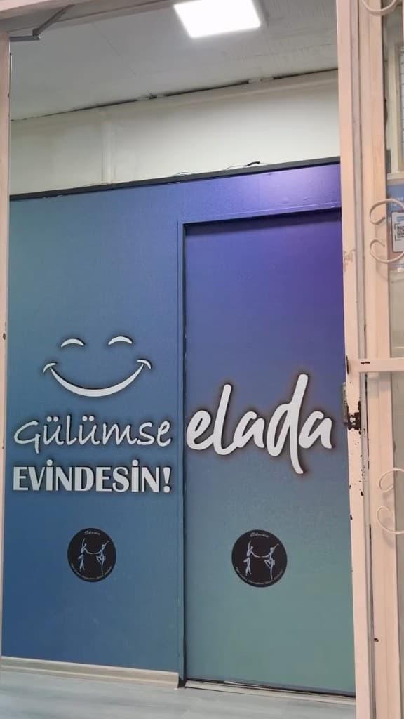 Eladans stüdyo girişi — gülümse, evindesin