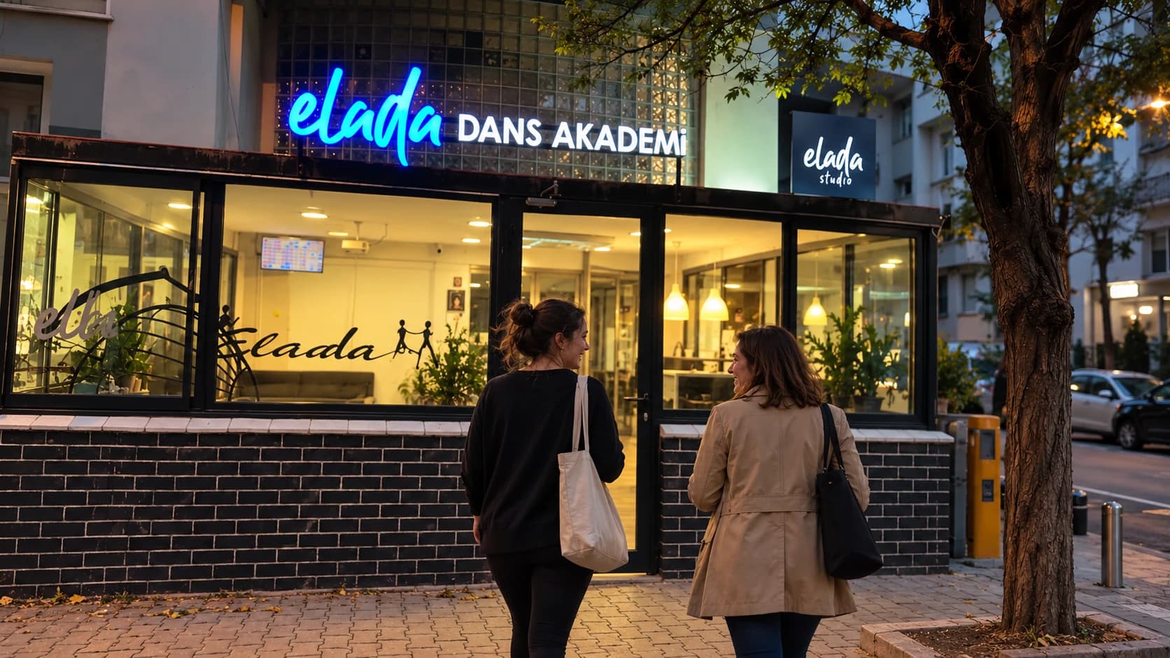 Elada tabelasının bulunduğu stüdyo girişine çantalarıyla gelen iki yetişkin kadın