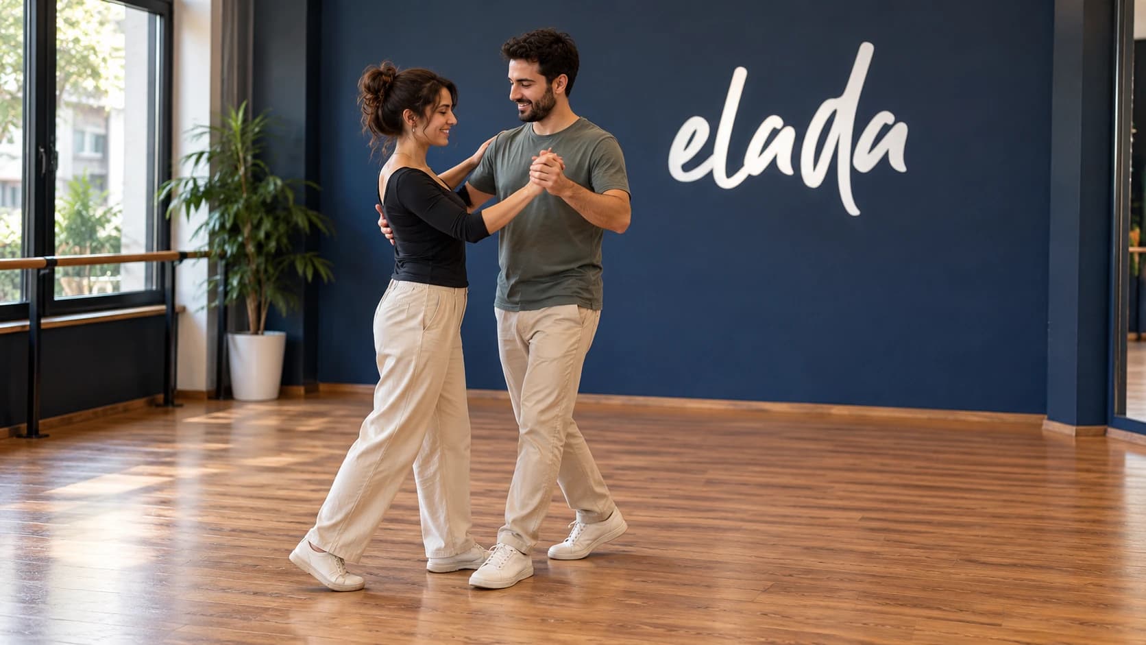 Elada logolu temsili dans stüdyosunda günlük prova kıyafetleriyle ilk dans adımlarını çalışan yetişkin çift