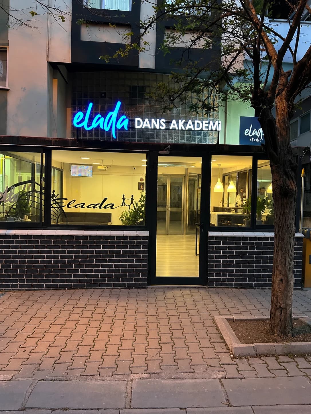 Elada Dans Akademi tabelası ve Bornova stüdyo girişinin gerçek dış cephe fotoğrafından görünüm